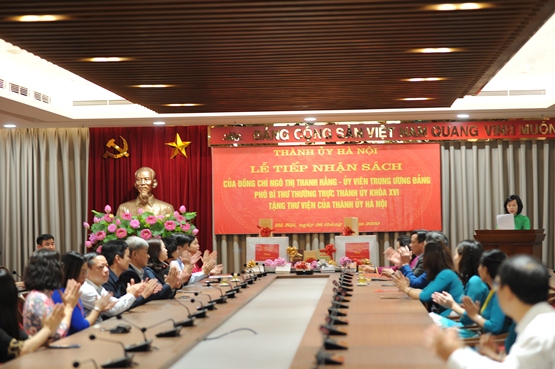 Nguyên Phó Bí thư Thường trực Thành ủy Ngô Thị Thanh Hằng gửi tặng gần 1000 cuốn sách cho thư viện Thành ủy Hà Nội